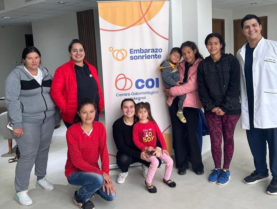 Familias junto al equipo del Centro Odontológico Integral de Fundación Prodigio